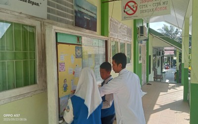 Tim Jurnalistik MTsN 1 Bangka Buat Mading Sekolah sebagai Media Informasi