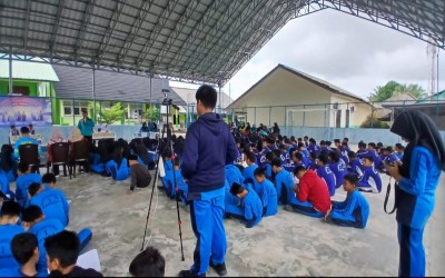 Jurnalis MTsN 1 Bangka Abadikan Momen Debat Terbuka Pemilihan OSIM